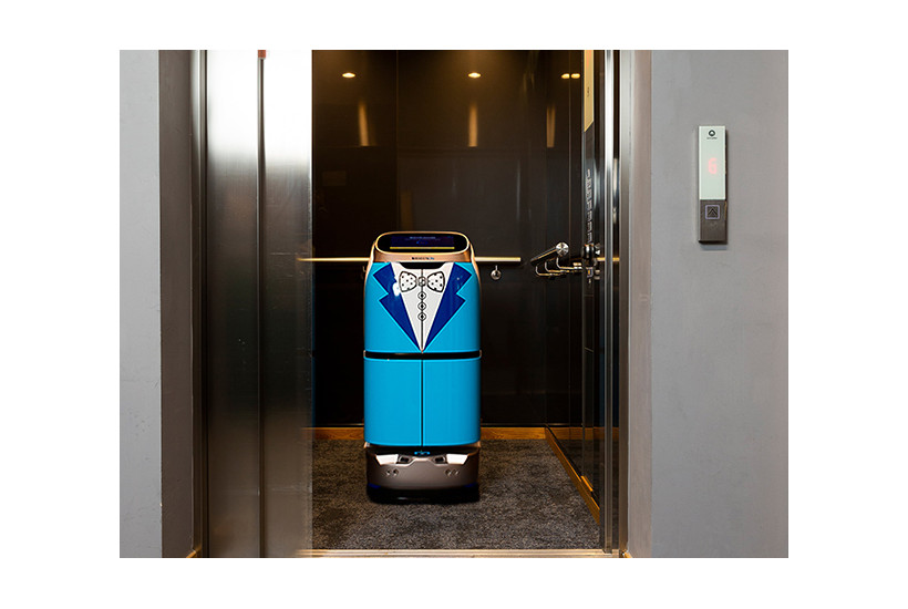 Robot W3 pour les hôtels de chez Keenon dans un ascenseur